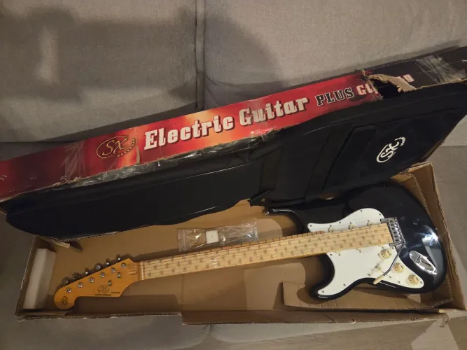Guitarra SX Canhota estrato + Pedaleira Boss GT1
