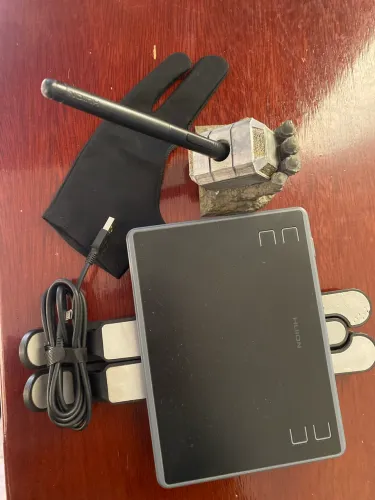Mesa Digitalizadora Huion + Suporte para caneta + Luva + Suporte inclinável