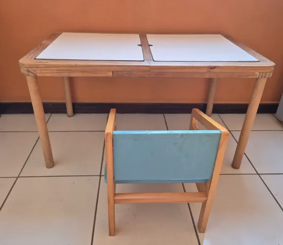 Mesa de Atividades Montessorina com uma cadeira