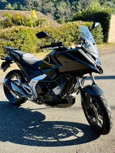 Moto nc 750x em estado de zera.