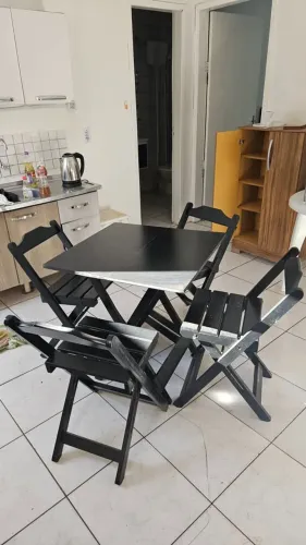 Vende-se conjunto mesa + 4 cadeiras dobráveis de madeira