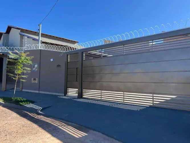 Linda casa térrea com 4 suítes a venda no Agua Limpa Park