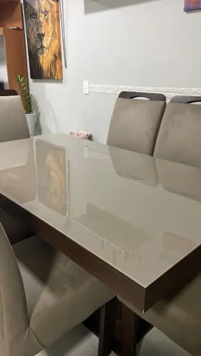 Mesa de Sala de Jantar com 6 Cadeiras.
