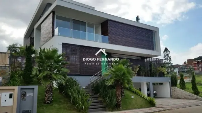 Linda Casa Pronta para Morar em Condomínio fechado no bairro Cacupé