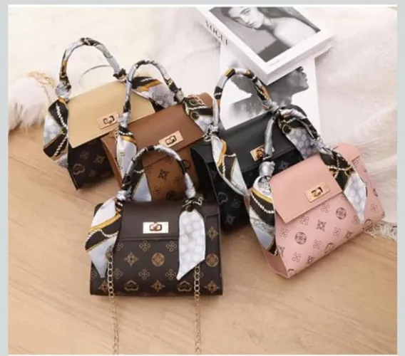 Bolsa Tira-Colo com Lenço e Corrente (Couro Sintético Fino)