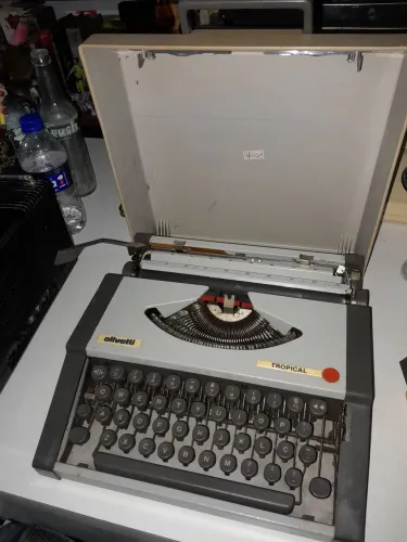 Máquina de escrever funcionando