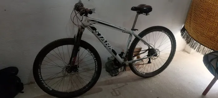Vendo ou troco bicicleta de passeio está andando mas precisa revisar pelo tempo parada