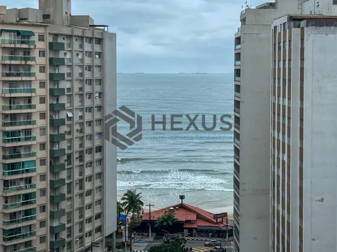 Apto reformado com varanda vista mar e vaga nas Pitangueiras, Guarujá, SP