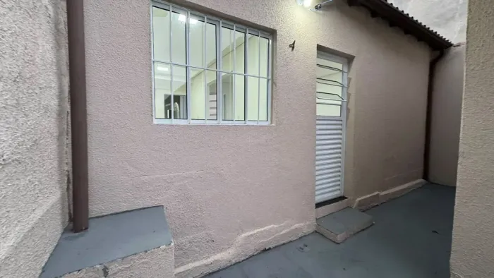Casa em condomínio c/ 1 dorm, sala, cozinha, banheiro e quintal privativo em Vl Brasilina