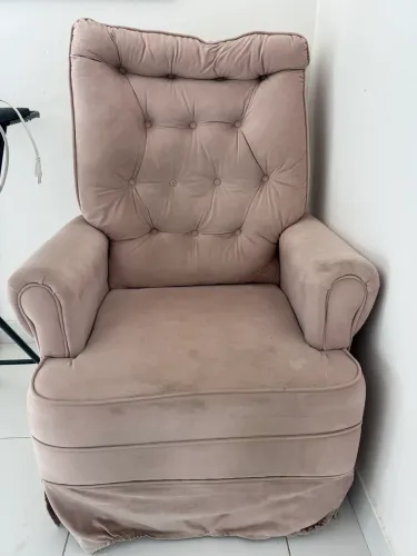 Vendo poltrona rosa em suede . Poltrona amamentação