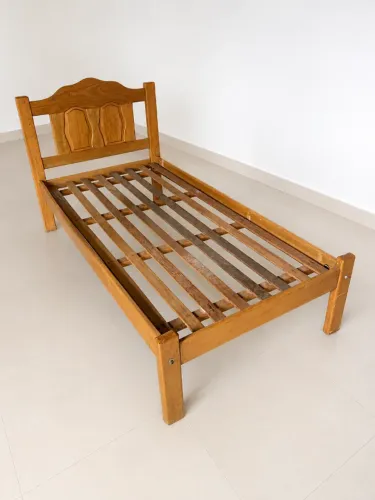 Cama de madeira solteiro