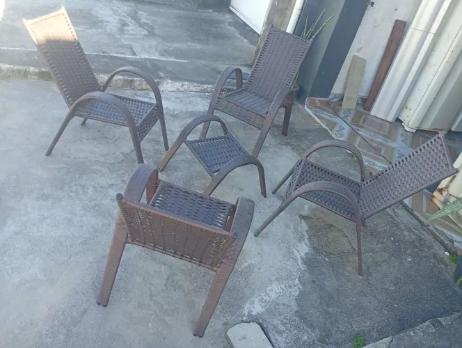Conjunto de cadeira tá semi-nova valo $850 só ligar *72 ou zap