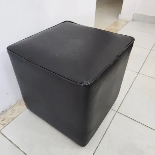 Puff Quadrado em Corino Preto e Grafite - 43x43cm