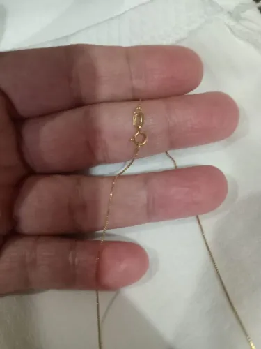 Cordão de ouro lindo e delicado.