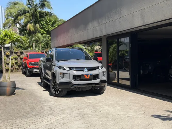 Mitsubishi L200 Tri. S.urban HPE-S 2.4 4X4 Die. AUT 2025