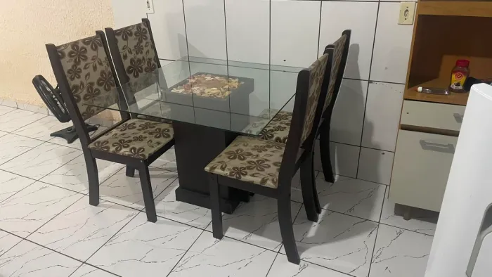 MESA DE VIDRO COM 4 CADEIRAS