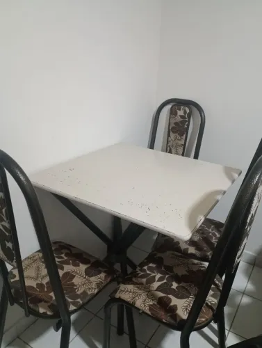 Mesa 4 cadeiras toda boa sem ferrugem