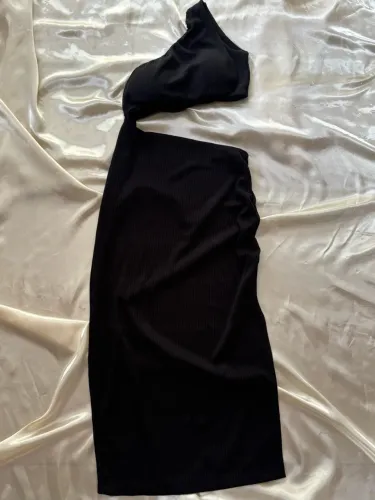 Vestido preto canelado com abertura na cintura