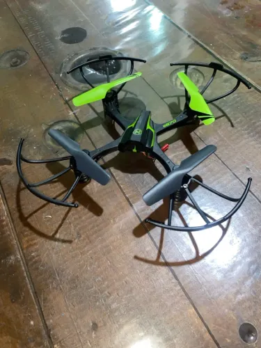 Drone de Controle Remoto Verde e Preto com Protetores de Hélices + Controle