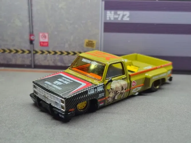 Chevrolet Silverado "Sumatran Rhino" na escala 1:64