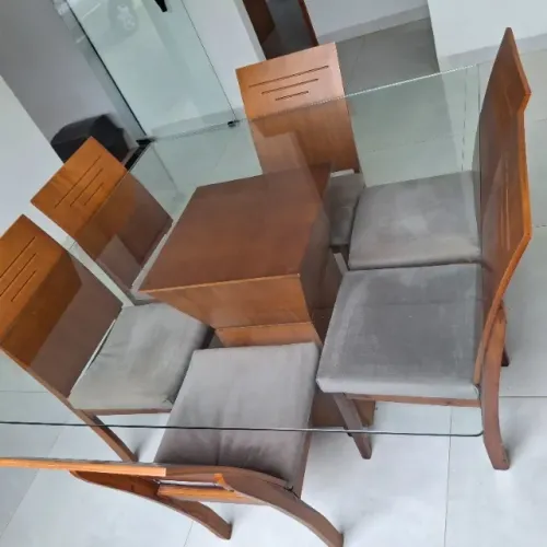 Mesa quadrada com 6 cadeiras - conservada