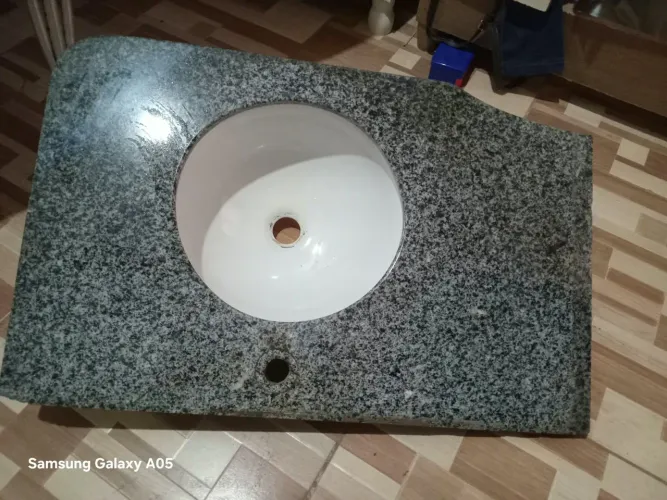 Vende se uma pia pra banheiro