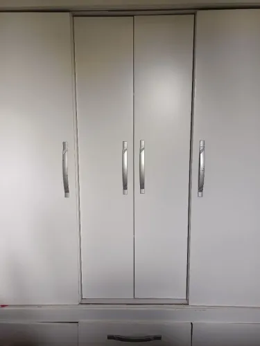 Guarda-roupa médio usado