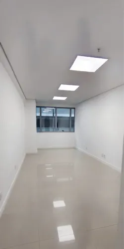 Sala Comercial Pronta para Uso no Square SC | 26m² de Sofisticação e Praticidade