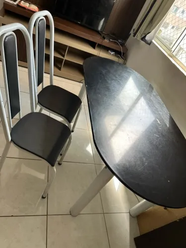 Mesa com 2 cadeiras