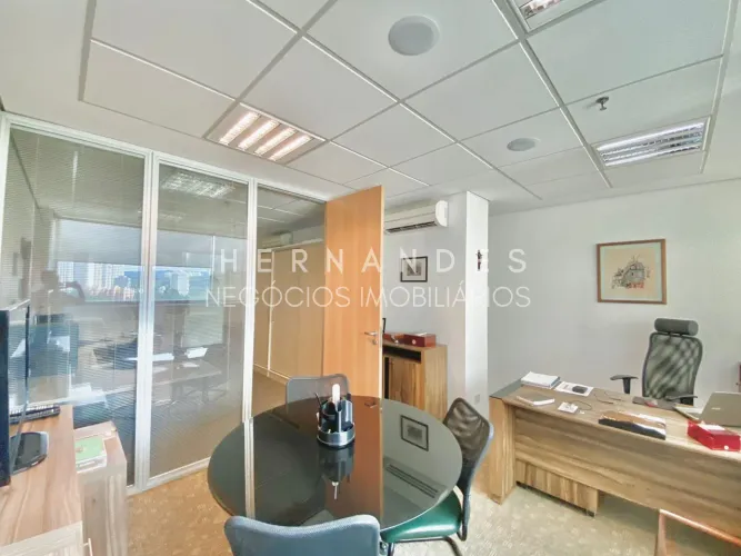 Sala Comercial com 42m² localizada no 18 Do Forte em Alphaville