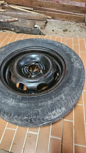 Roda de ferro aro 13 com pneu 4x100 - GM) 