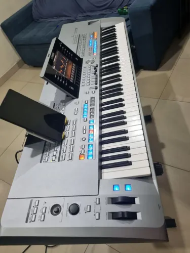 Teclado Tyros 5 76 teclas