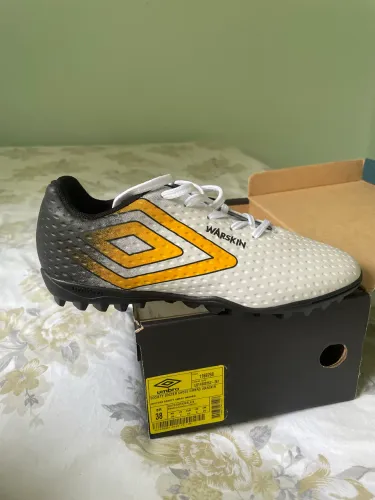 Chuteira Society Umbro Warskin Jr Branca e Preta