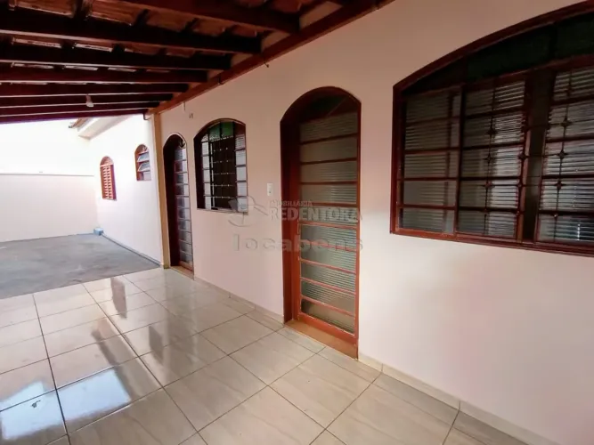 CASA - FUNDOS: Reformada com garagem coberta.