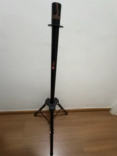 Suporte tripé para caixa de som