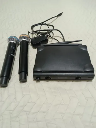 Dois microfones sem fio e receiver marca Lyco