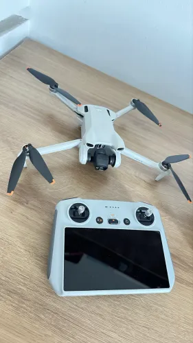 Drone mini 3 acompanha drone, uma bateria, controle e bolsa 