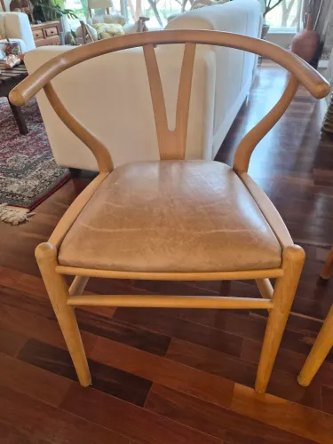 Poltrona com acento em couro natural, vendo as duas. Obs, não vendo separadas.