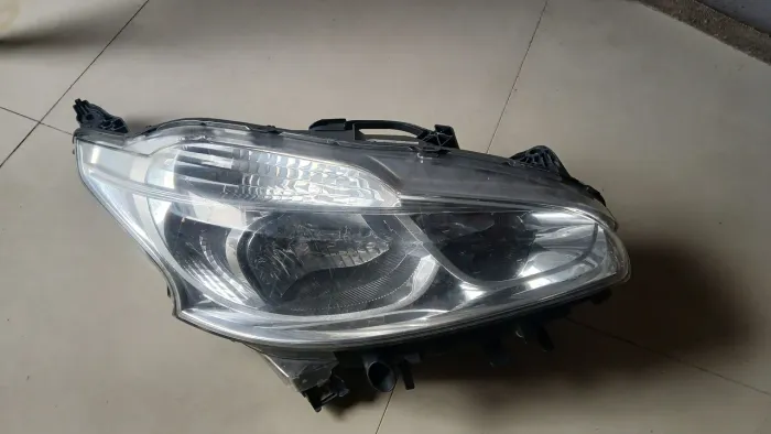Farol do peugeot 208 lado direito!