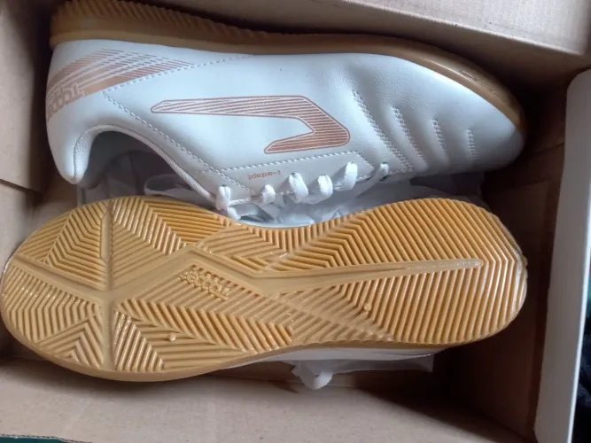 Bota de engenharia e um tênis futsal troco em aves Nagasaki