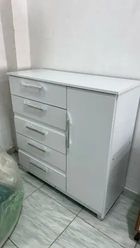 Cômoda de 5 gavetas 1 porta 100% MDF nova disponível