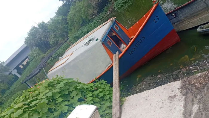 Barco grande completo com motor e banheiro