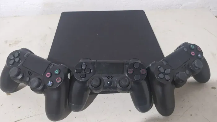 PS4 Slim 1TB ZERADO com 3 Controles - Oportunidade!