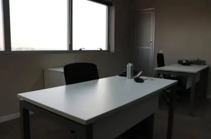 Sala Comercial à Venda em Condomínio Exclusivo na Vila Yara, Osasco-SP: 1 Banheiro, 1 Vaga