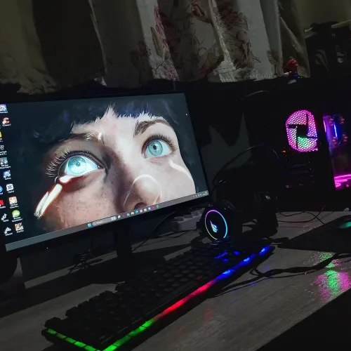 Pc gamer, recém montado peças novas, ótimo para tarafes mais pesadas e jogos.