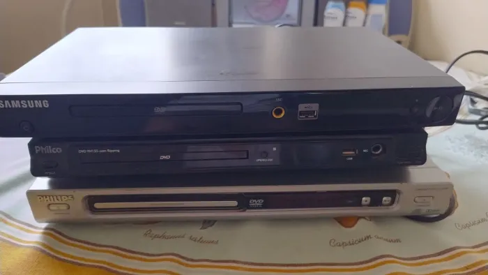 Lote com três dvds players..