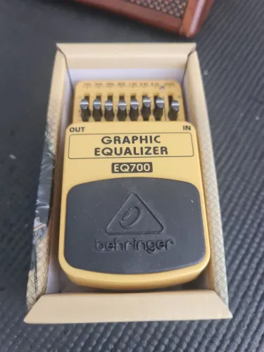 Equalizador Behringer EQ 700