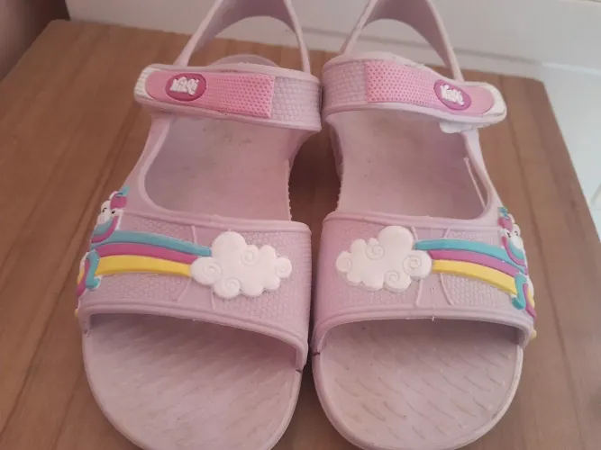 Vendo sandália nova da marca nilqin 31/32 por apenas 25 reais qualquer coisa fala *