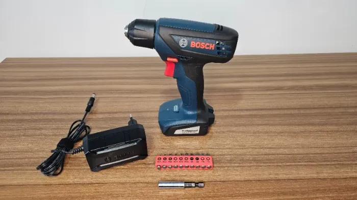 PARAFUSADEIRA/FURADEIRA BOSCH GSR 1000 SMART - EXCELENTE ESTADO