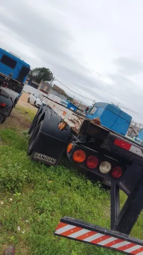 Carreta sem assoalho ano 2000 3 eixo 12 lok com pneus meia viada pneu sem camera roda 